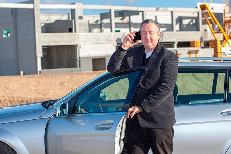 Außendienst: Technische Service-Mitarbeiter müssen häufig Ansprechpartner in mehreren Abteilungen kontaktieren, um an benötigte Informationen zu kommen. Eine mobile App triggert in solchen Szenarien Software-Roboter, die zum Ausführen bestimmter Recherche-Aktionen in Datenbanken integriert wurden. Mitarbeiter im technischen Kundendienst können die notwendigen Schritte einer Produkt-(Neu)installation daraufhin gemeinsam mit dem Kunden zeiteffizient abarbeiten. (Bild: Edler von Rabenstein - stock.adobe.com)