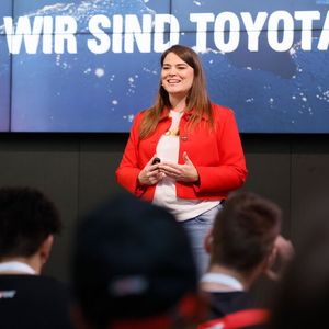 Begrüßt wurden die Gäste von Nadine Busch, General Managerin Value Chain, Aftersales & Gebrauchtwagen bei Toyota Deutschland.(Bild:  Toyota)