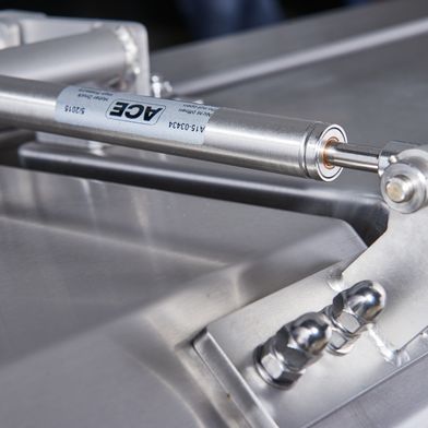 Kraft und Reinheit beim Öffnen und Schließen von Klappen an den Anlagen von ENT Bremen: Industrie-Gasdruckfeder von ACE aus Edelstahl. (Bild: ENT Bremen)