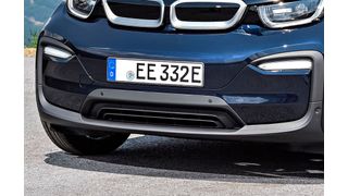 Damit der Umschwung zur E-Mobilität im Kfz-Bereich angekurbelt wird, will die Politik die Stromer noch bis 2035 von der Kfz-Steuer befreien. Gleichzeitig hat die Zahl der neu zugelassenen E-Autos in Deutschland zugenommen. (Bild: BMW)