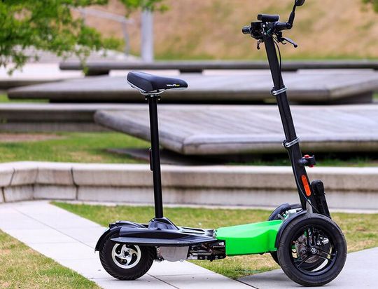 Für den Elektroroller des Herstellers Scuddy hat man jetzt ein Zahnriemenrad aus Titan erfolgreich gedruckt. Lesen Sie hier, was Kieler Forscher, Scuddy selbst und andere Partner unternommen haben, um ein verlässliches Titanteil additiv drucken zu können.(Bild:  Scuddy)