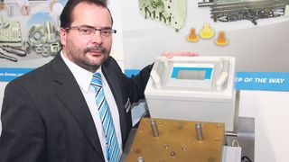 „Mit 2K-Technik können Kunststoffverarbeiter noch richtig Geld verdienen“, sagt Uwe Burkert, Business Manager Heiß- und Kaltkanaltechnik bei DME Normalien.  Bild: Reinhardt (Archiv: Vogel Business Media)