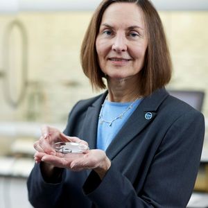 Chemieingenieurin Esther Sans Takeuchi aus den USA hat Kompaktbatterien erfunden, die winzige, implantierbare Kardioverter-Defibrillatoren (ICDs) mit Energie versorgen.