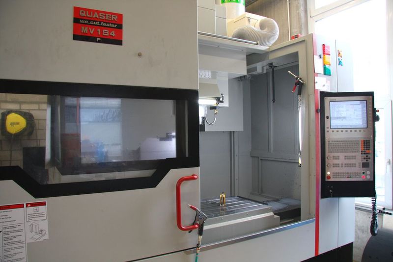 Technik auf modernstem Stand: Ein neues Fräscenter mit Vakuumtisch und Nullpunktsystem ergänzt den umfangreichen Maschinenpark. (Bild: L.Meister)