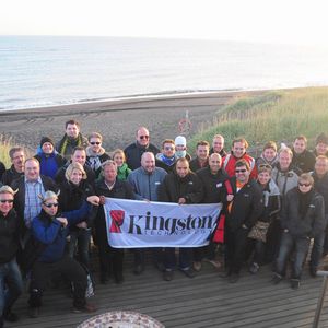 von links nach rechts:
1. Reihe: Oliver Weippert (Bechtle), Thomas Weiser (Cyberport), Maren Otte (Ingenieurbüro Hörmann), Horst Süssbier (Kingston), Stephan Amlser (Kingston), Kiriakos Kiutsukis ( API), Carlo Palumbo (ARP Deutschland), Andreas Scholz (Kingston) Sabine Last (MemQ), Pierre Marschner (Megware)
2. Reihe: Thorsten Hilzendegen (Thunder IT), Marcus Eberl (Pollin Electronic), Marco Minocchieri (Digitec), Veronika Freundl (Kingston), Boris Zrost (Ditech), Roland Csillag (OHC Computer), Jan-Patrick Kretschmann (Computeruniverse), Manuel Mörs (Comline), Dieter Eck (Pyramid Computer), Dennis Scheutzel (Kingston)
3. Reihe: Thomas Hosp (Cancom), Ruedi Degiacomi (Tech Data Schweiz), Ramon Koch (ARP Schweiz), Bastian Michel (Wave), Henri Maixner (Mindfactory), Erik Maisenhälder (Inmac), Ellen Manuela Kaspari (Softexpress), Patrick Donath (IT-Haus), Roger Stucki (Ingram Schweiz), Frank Fitze (Tech Data Deutschland), Christian Kiel (Dataworld) Christian Marhöfer (Kingston)
 (Archiv: Vogel Business Media)