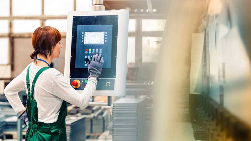 Auch das verarbeitende Gewerbe ist vom Fachkräftemangel betroffen. Es fehlen Fließbandarbeiter, Schweißer, Maschinenbediener, Industriemechaniker und Produktionsleiter. (Bild: Oracle)