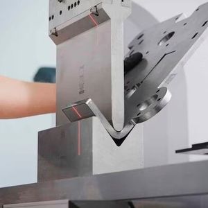 Die erste Biegung sollte sitzen, betont Trumpf. Dafür sorgen unter anderem die Systeme ACB Laser und ACB Wireless. ACB steht für Automatically Controlled Bending. Damit erreiche man sofort den gewünschten Biegewinkel.(Bild:  Trumpf)