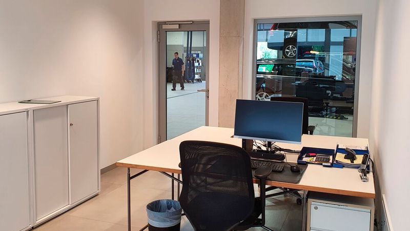 Auch Servicekunden können während der Beratung in die Werkstatt blicken. (Bild: Mauritz/»kfz-betrieb«)