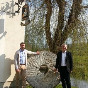 Zufriedene Gesichter vor ma(h)lerischer Kulisse: Julien Bourgeois, Geschäftsführer von Moulins Bourgeois (links), und Jean-David Attal, CEO von Viastore Frankreich.