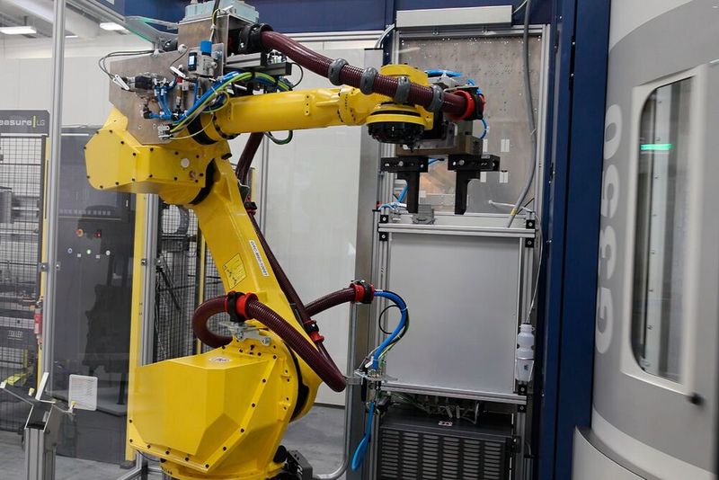 Um die wertvollen Maschinen optimal auszulasten, ist eine Automatisierung inzwischen unerlässlich. Grob bietet unterschiedlichste Varianten an - von der individuellen Palettenlösung bis zum Knickarmroboter. (Bild: Maschinenmarkt/rw)