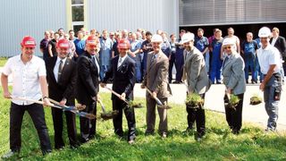 Erster Spatenstich für RAS-Neubau in Wildberg-Effringen: (von links), Siegfried Köhler, Bauunternehmer, Wolfhart Friedemann, RAS-Werkleiter, Rolf Kugel, Architekt, Rainer Stahl und Willy Stahl jun., beide Geschäftsführer RAS, Ulrich Bünger, Bürgermeister Wildberg, Willy Stahl sen. und Clemens Creutz, Bauunternehmer. Bild: RAS (Archiv: Vogel Business Media)