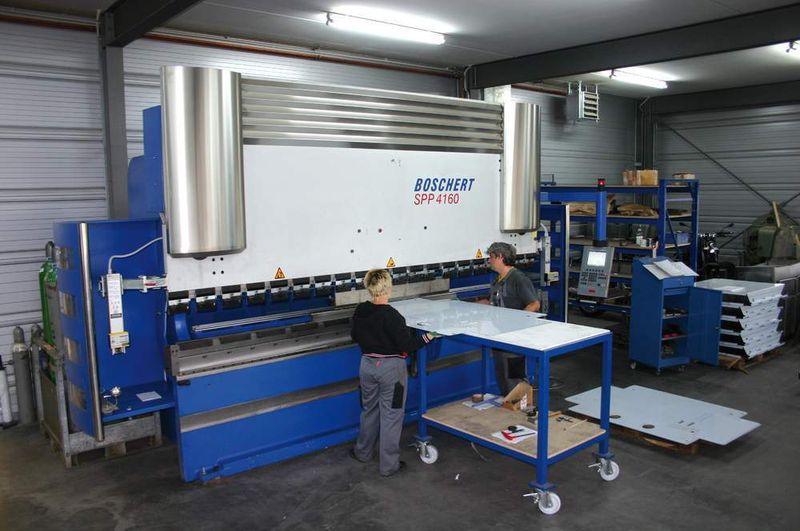 Die CNC-Abkantpresse Boschert SPP 4160 mit einer Arbeitsbreite von 4000 mm, einer Bombiereinrichtung mit 4000 mm, automatischen Doppel-Vorderanschlägen und einer Sicherheitseinrichtung mit Lichtschranken-vorhang-System. Bild: Grundler (Archiv: Vogel Business Media)