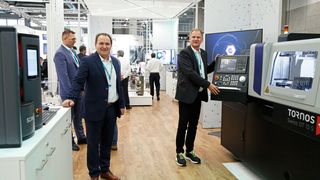 Christian Kipfer (li., Fachspezialist Mess­technik) und Olaf Sprich (Verkaufsleiter) präsentieren Closed-Loop-​Manufacturing, ein vollumfassendes Fertigungsverfahren, wo die gemessenen Korrekturfaktoren zurück an die CNC der Maschine gespielt werden, um innerhalb der Toleranzen prozesssicher zu fertigen.  (Bild: Matthias Böhm)