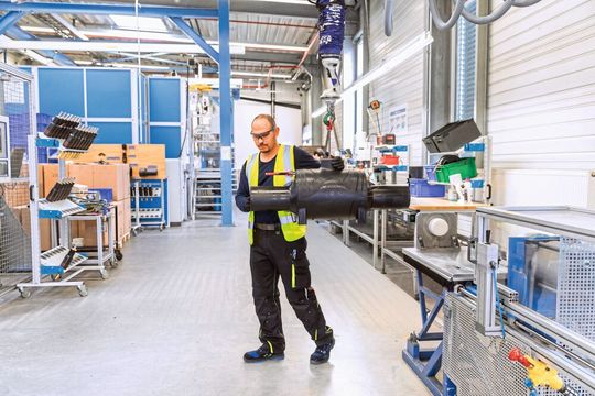 Der Jumbo Flex 50 hilft beim Heben der bis zu 40 Kilogramm schweren Frialoc-Absperrarmatur vom Montagetisch in die Schweißvorrichtung.(Bild:  J. Schmalz GmbH)