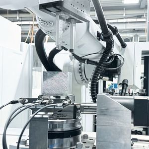 Der Greifer passt sich automatisch an die Werkstückgrösse an.(Bild:  Erowa AG)