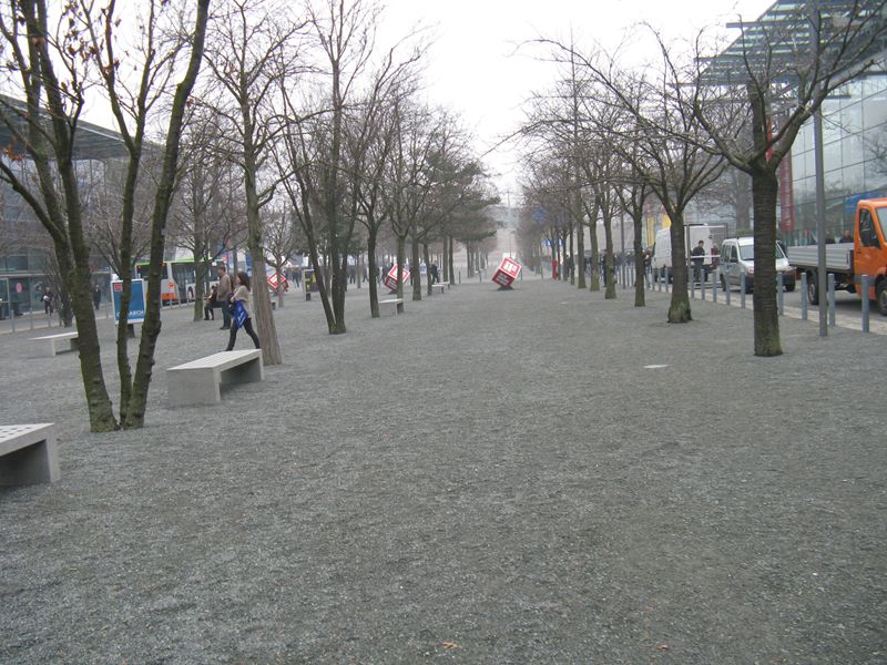 Die Nebel lichten sich, erste Besucher treffen ein. (Bild: ab)