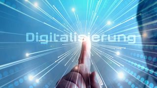 ein-mann-weist-auf-die-digitalisierung-hin-stockpack-adobe-stock-scaled (Quelle: studio v-zwoelf  Adobe Stock)