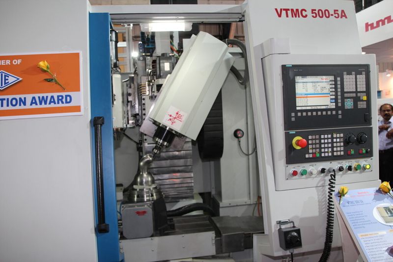 Mit dem ersten indischen 5-Achs-Bearbeitungszentrum hat HMT für viel Aufsehen auf der Messe gesorgt. DIe Maschine ist mit einer Siemens-840-DSL-Steuerung ausgerüstet. (Bild: Fouhy)