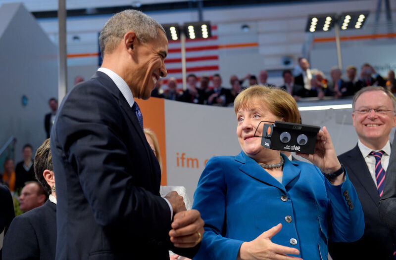 Barack Obama und Angela Merkel auf ihrem Rundgang über die Hannover Messe bekommen am Stand von ifm neueste Technik vorgeführt: VR-Brillen (Bild) und besonders kleine Kameras. (Hannover Messe)