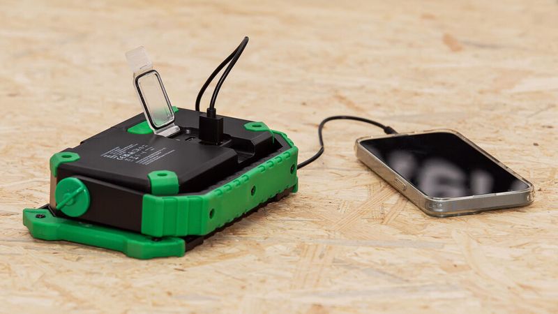 Der Micro-USB-Anschluss ermöglicht das Laden mobiler Geräte im Powerbank-Modus. (Bild: Stahlwille)