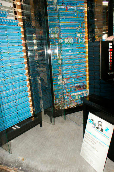 Die Schaltungen des Zuse-Computers waren in in übermanngroßen Schränken untergebracht. (Ulrike Ostler/Vogel IT-Medien GmbH)