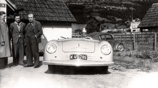 Von Anfang an dabei: Bereits die Karosserieform des ersten Porsche, des 356/1 Roadster von 1948, hatte Erwin Komenda (l.) entworfen. Hier im Bild mit Ferdinand Porsche und Sohn Ferry (v. r.). (Bild: Porsche )