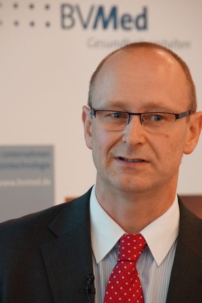 Einblicke in die Marktüberwachungspraxis einer Behörde gab Niels Petersen von der Behörde für Gesundheit und Verbraucherschutz Hamburg. Sie ist zugleich Landes- und Marktüberwachungsbehörde. Überwacht werden rund 5.000 Betreiber wie Krankenhäuser und Praxen sowie rund 180 Hersteller. (Bild: BMMed)