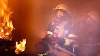 Als sich die Feuerwehr Karlsfeld im vergangenen Jahr entschied, eine neue Brandschutzbekleidung anzuschaffen, testeten die Kameraden zunächst verschiedene Optionen.
Die Entscheidung fiel zugunsten von S-Gard aus. (Gore)