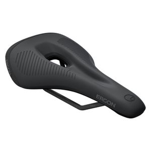 Mit der neuen Sattelserie „SMS“ präsentiert Ergon einen kompakten Mountainbike-Sattel für moderne Trail- und All-Mountainbikes. Im Vergleich zum bewährten MTB-Allrounder „SM“ fällt die Sattelnase beim SMS kürzer aus. Das soll die Beinfreiheit beim Pedalieren verbessern und bergab für mehr Bewegungsfreiheit und Kontrolle sorgen. Zudem haben die Ergonomiespezialist:innen aus Koblenz den neuen SMS auf die aufrechtere Sitzposition heutiger MTBs abgestimmt: Entlastungszonen im empfindlichen Sitzbereich und eine angepasste Polsterung sollen den Sitzkomfort erhöhen. Wie (fast) immer bei Ergon gibt es den neuen Sattel in zwei Breiten (S/M, M/L) sowie als jeweils spezifisches Modell für Frauen und Männer. Die Serie umfasst je ein Einstiegsmodell zu einer unverbindlichen Preisempfehlung von 79,95 Euro. Darüber hinaus bietet Ergon für die Damen den „SMS Sport Gel Women“ mit Gel-Pads im Sitzbereich, sowie den „SMS Comp Men“ mit leichterem Rail für Herren. Beide Modelle liegen bei einer unverbindlichen Preisempfehlung von 99,95 Euro. (Bild:  www.ergonbike.com | pd-f)