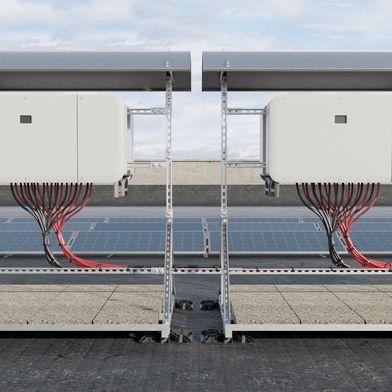 "Fsis Solar Inverter Shelter" schafft
Platz für Wechselrichter auf dem Flachdach oder auf tragfähigen Böden – sicher, normgerecht und witterungsgeschützt. (Bild: fischer)