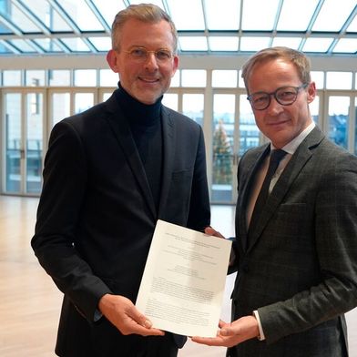 Dr. Dirk Günnewig, Staatssekretär im Ministerium der Finanzen des Landes Nordrhein-Westfalen, 
und Daniel Sieveke, Staatssekretär im Ministerium für Heimat, Kommunales, Bau und Digitalisierung und CIO des Landes Nordrhein-Westfalen (v. l.). (Bild: MHKBD NRW)