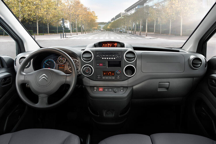 Im Innenraum gibt es kaum Unterschiede zum regulären Berlingo – an den Instrumenten ist jedoch klar erkennbar, dass man sich nicht in einem konventionell angetriebenen Fahrzeug befindet. (Foto: Citroën)