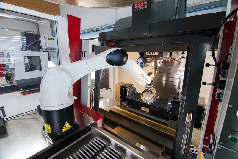 Flexibel, präzise und mit einem relativ geringen Platzbedarf erhöht der Kuka-Roboter die Produktivität und betreibt die CNC-Maschine auch in einer zweiten und dritten Schicht ohne Personal. (Bild: Kuka)