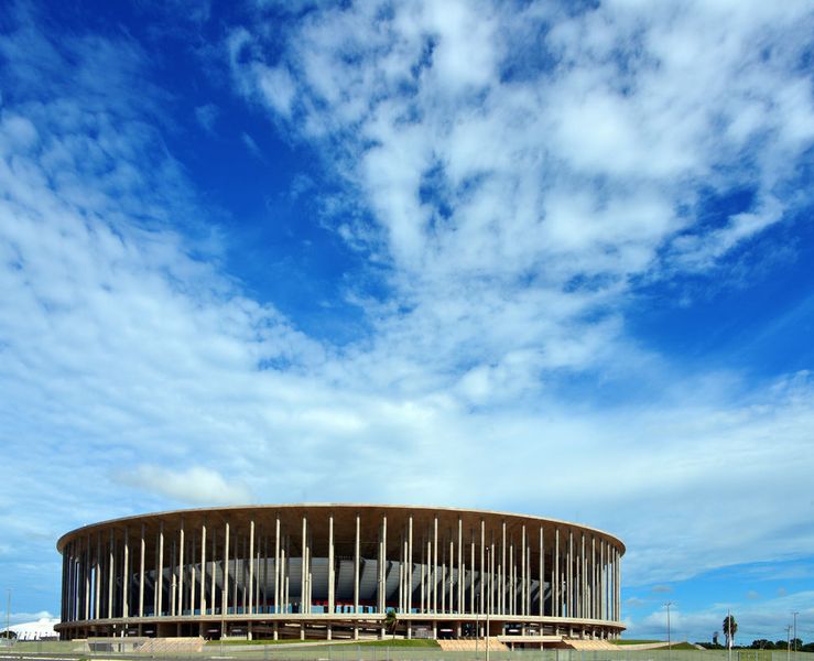 Das Estádio Nacional Mané Garrincha, ein Fußballstadion mit 70.000 Sitzplätzen in Brasilia, wurde 2013 grundlegend renoviert. Bei der Fußball-Weltmeisterschaft 2014 in Brasilien war es Austragungsort von sieben Spielen – darunter ein Viertelfinale. (Bild: M.Torres/Travel-Images.com)