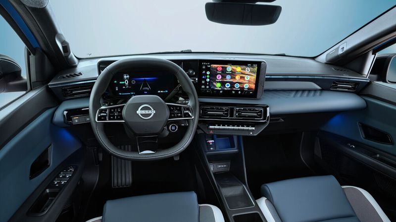 Im Innenraum fällt das dem Fahrer zugewandte Zentraldisplay auf. Die Bedienung ist sehr übersichtlich und intuitiv. (Bild: sebastienmauroy)