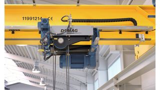 Ein wesentlicher Vorteil der Energieführungskette gegenüber einem konventionellen Schleppkabel liegt in den vergrösserten Durchfahr-Freimassen. (Bild: Demag)