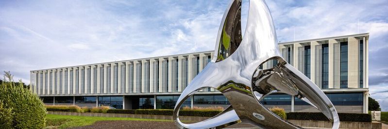 Die im Interview angesprochene Logoskulptur mit der Innovationsfabrik von Wittenstein im Hintergrund.(Bild:  Wittenstein SE)