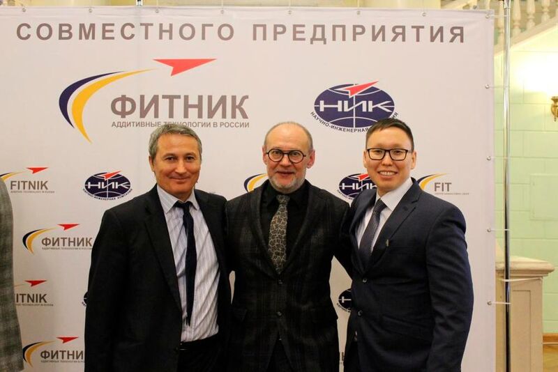 Carl Fruth mit dem russischen Fitnik-Team: Viktor Rekimchuk, Sales Manager Russland (links), und Stanislav Mironov, Verbindungsingenieur FIT/Fitnik (FIT Gruppe)
