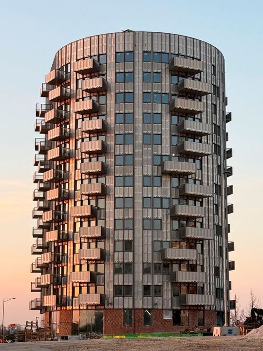 Wohnhaus „Droppen“ in Malmö, Schweden, mit einer Fassade aus recycelten Wärmetauscherplatten von Alfa Laval. (Bild:  Wingårdhs)