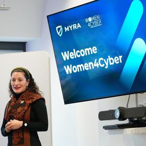 Katharina Schwarz, Head of Global Affairs bei Myra sowie Gründerin von KMS global, führte die Mitglieder durch das Treffen der Women4Cyber.(Bild:   Nicolas Armer)