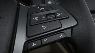 Die Bedieneinheiten am Lenkrad bestehen noch aus echten Schaltern. Viele Fahrer dürften das bevorzugen. (Bild: MAN Truck & Bus SE)