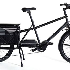 Mit dem „E-Stoker“ des US-Herstellers Xtracycle kommt ein weiteres Cargobike mit extralangem Heck und E-Antrieb nach Deutschland. Vertrieben wird das neue Modell von Voss Spezialrad.  Im Zubehör bestellbar sind verschiedene Sitzbankformate, große Gepäcktaschen oder ein Frontträger, der sich auf Wunsch mit einer maßgeschneiderten Transportbox kombinieren lässt. Das Lastenrad soll 180 Kilogramm Systemgewicht vertragen. Dank großvolumiger Reifen lassen sich auch Feldwege oder holprige Straßen befahren. Als Antrieb dient ein EP8-Mittelmotor von Shimano. Rund 5.900 Euro soll das Estoker kosten.(Bild:  Hersteller)
