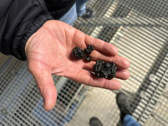Wo klassische optische Verfahren an Grenzen stoßen, eröffnet Künstliche Intelligenz neue Möglichkeiten. Das KI-Upgrade der Clarity-Technologie soll künftig auch die Trennung von schwarzem Asphalt und schwarzem Kies ermöglichen.(Bild:  © Binder+Co)