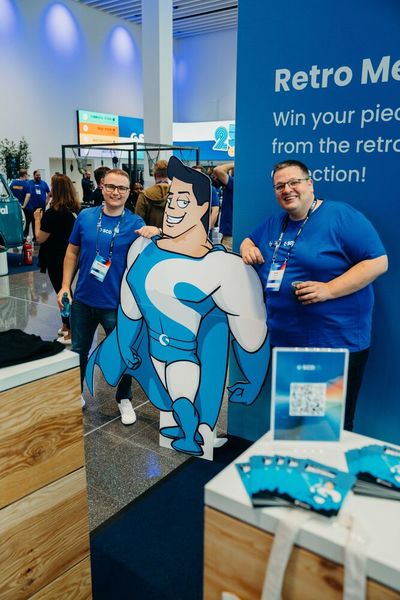 Am Retro-Merch-Stand begrüßte Comic-Held Shopman die Besucher. (Bild: Shopware)