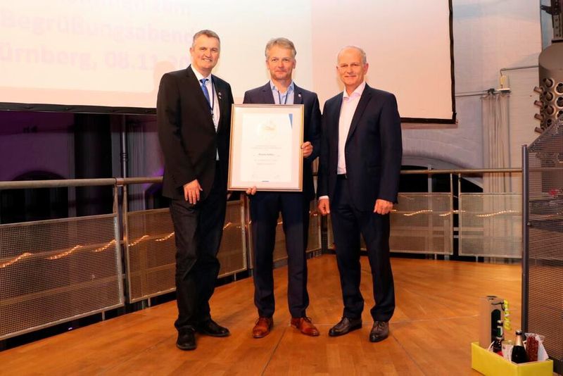 Für seine Verdienste im Karosserie- und Fahrzeugbauerhandwerk wurde der stv. LIM Markus Zollner (mitte) mit der silbernen Ehrennadel von Obermeister Peter Melzer (links) und LIM Thomas Schneider (rechts) ausgezeichnet. (Klasing)