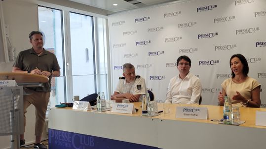 Moderierte das Panel zur digitalen Souveränität im Presseclub München: Manuel Hüttl von Milk & Honey PR (links).(Bild:  Milk & Honey PR)