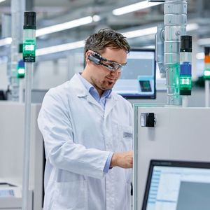 Bild 1: Die Umsetzung des Zukunftsprojekts Industrie 4.0 im Maschinenbau bedingt eine sichere Wireless-LAN-Kommunikation.