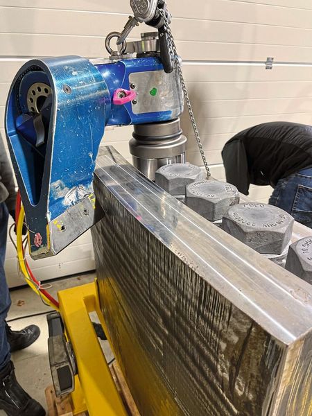 Die Torsionsrückhalteklinke am Hydraulikschrauber hält während des Verschraubens die im Bolzen eingebrachte Torsion aufrecht. (Bild: Hytorc)