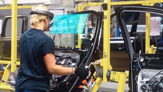 Während große Teile des Mittelstands noch über das papierlose Büro sinnieren, bringt Microsoft die Mixed Reality in die Produktion. (Microsoft)