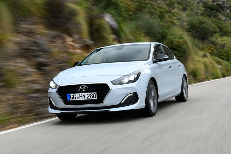 Das Design des Fastback wurde etwas angepasst: Der Kühlergrill fällt etwas windschlüpfriger aus als beim Standard-Modell.  (Hyundai)